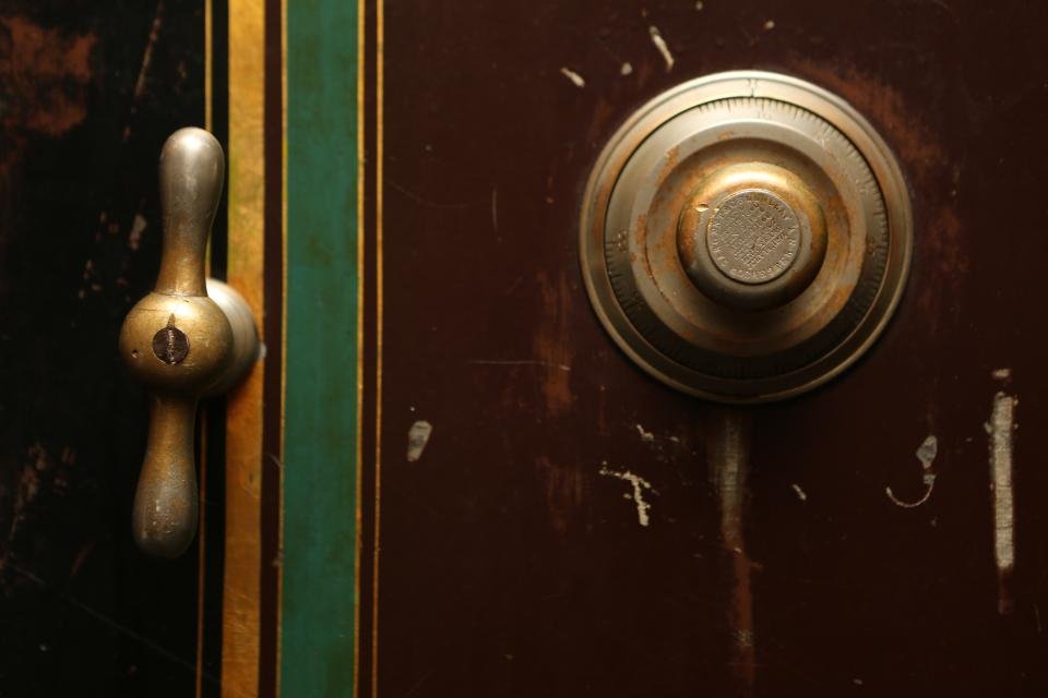 Vault dial and lock mechanism